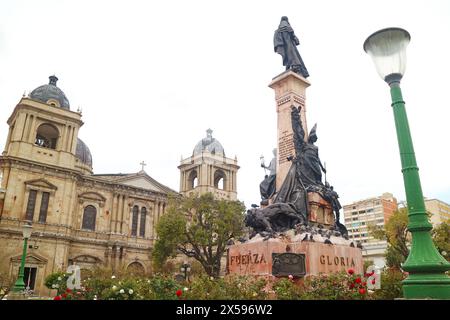 Kathedrale von La Paz mit dem Denkmal für Don Pedro Domingo Murillo, Führer der bolivianischen Unabhängigkeit, Murillo-Platz, La Paz, Bolivien, Südamerika Stockfoto