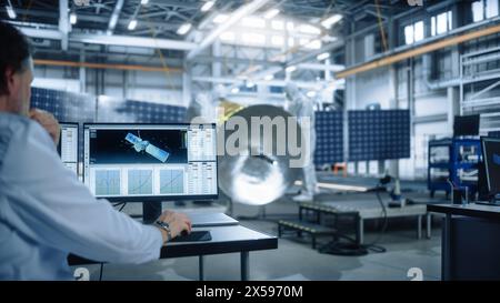Team von Ingenieuren, die an Satellitenbau arbeiten. Aerospace Agency International Space Mission: Verschiedene Wissenschaftler entwickeln Raumfahrzeuge und berechnen die Orbitalbahn am Computer Stockfoto