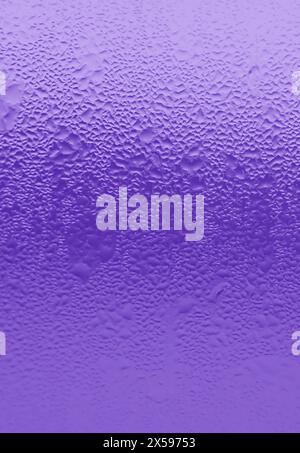 Nahaufnahme einer erstaunlichen Kondensationstextur auf einem gekühlten, violetten Blau-Glas mit Farbverlauf Stockfoto