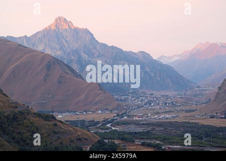 Fantastischer Blick aus der Vogelperspektive auf das winzige Townlet von Stepantsminda in der Region Mzcheta-Mtianeti im Nordosten Georgiens Stockfoto