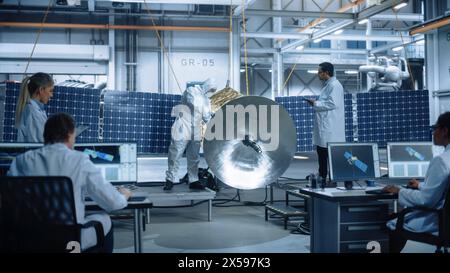 Ingenieur und Techniker, die an der Satellitenkonstruktion arbeiten. Luft- und Raumfahrtbehörde: Ein Team von Wissenschaftlern, das technologische Ausrüstung und Tablet-Computer zur Entwicklung von Raumfahrzeugen für die Weltraumforschung nutzt Stockfoto