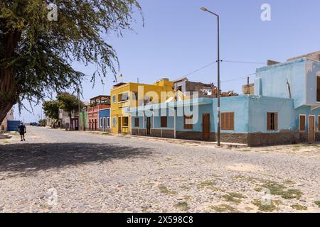 Farbenfrohe traditionelle Häuser an einer Straße in Sal Rei, Boa Vista, Kap Verde, Republik Cabo Verde, Afrika Stockfoto