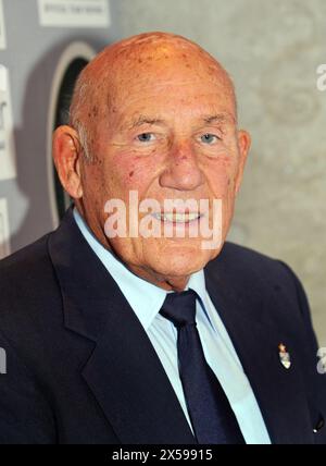 Aktenfoto vom 02/12 von Sir Stirling Moss, der 2012 in der Hall of Fame des Motorsport-Magazins im Roundhouse in Chalk Farm im Norden Londons eintraf. Sir Stirling Moss, der am 12. April 2020 im Alter von 90 Jahren starb, wird bei einer Danksagungsfeier in Westminster Abbey in London geehrt. Ausgabedatum: Mittwoch, 8. Mai 2024. Stockfoto