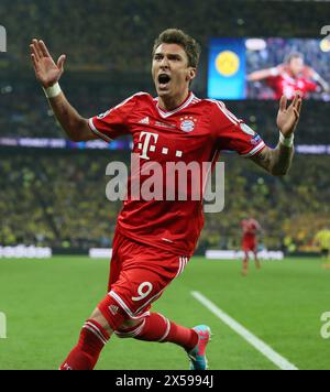 LONDON , GROSSBRITANNIEN , 25 Mai UEFA Champions League 2012 / 2013 Finale Borussia Dortmund gegen FC Bayern München im Wembley Stadium London am 25 Mai 2013 Mario Mandzukic ( FCB ) bejubelt sein Tor zum 1:0 Fussball Championsleague Finale : Borussia Dortmund - FC Bayern MŸnchen 1:2-Fußball-Championsleague-Finale 26.5.2013 London Wembley Stadion © diebilderwelt / Alamy Stock Stockfoto