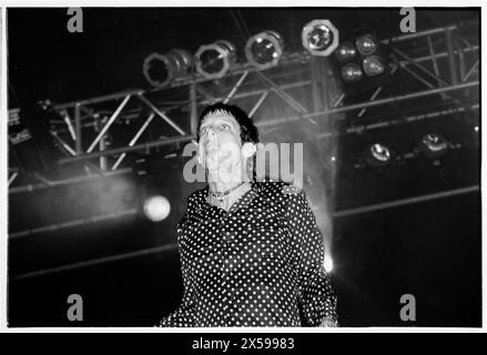 MERCURY REV, READING FESTIVAL CONCERT, 2001: Jonathan Donahue von der Band Mercury Rev auf der Melody Maker Stage beim Reading Festival, Reading, England, Großbritannien am 26. August 2001. Foto: Rob Watkins. INFO: Mercury Rev, eine US-amerikanische Indie-Rock-Band, die 1989 in Buffalo, New York gegründet wurde, erlangte Anerkennung für ihre traumhaften Soundlandschaften und ihren experimentellen Ansatz. Hits wie „Goddess on a Hiway“ zeigen ihre ätherischen Melodien und psychedelischen Einflüsse und festigen ihren Status als Indie-Rock-Pioniere. Stockfoto