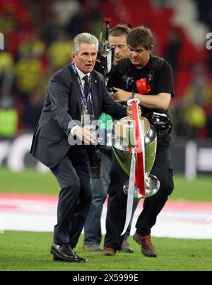 LONDON , GROSSBRITANNIEN , 25 Mai UEFA Champions League 2012 / 2013 Finale Borussia Dortmund vs FC Bayern München im Wembley Stadium London am 25 Mai 2013 Jupp Heynckes , Trainer FC Bayern MŸnchen mit Pokal FC Bayern MŸnchen ist der Gewinner der Championsleague 2013 Fussball Championsleague Finale : Borussia Dortmund - FC Bayern MŸnchen 1:2-Fußball-Championsleague-Finale 26.5.2013 London Wembley Stadion © diebilderwelt / Alamy Stock Stockfoto