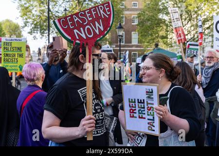 London, Großbritannien. Mai 2024. Pro-palästinensische Demonstranten nehmen an einer Hands-Off-Rafah-Demonstration vor der Downing Street Teil. Die Nothilfe-Demonstration wurde als Reaktion auf den Beginn einer Militäroperation durch das israelische Militär in Rafah, Gaza, einberufen, wo 1,3 Millionen Palästinenser Unterschlupf finden. Quelle: Mark Kerrison/Alamy Live News Stockfoto