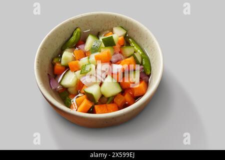 Eine Schüssel mit frisch eingelegten Gurken und Karotten als Beilage Stockfoto