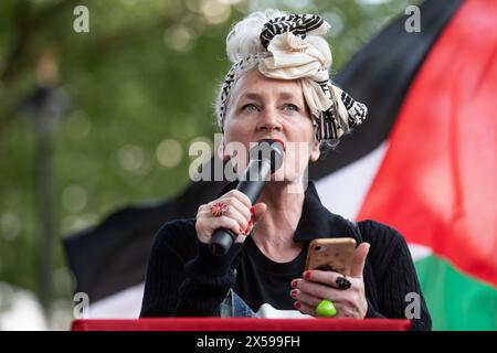 London, Großbritannien. Mai 2024. Sophie Bolt, stellvertretende Vorsitzende der Kampagne für nukleare Abrüstung (CND), spricht propalästinensische Demonstranten an, die an einer Hands Off Rafah Demonstration vor der Downing Street teilnehmen. Die Nothilfe-Demonstration wurde als Reaktion auf den Beginn einer Militäroperation durch das israelische Militär in Rafah, Gaza, einberufen, wo 1,3 Millionen Palästinenser Unterschlupf finden. Quelle: Mark Kerrison/Alamy Live News Stockfoto