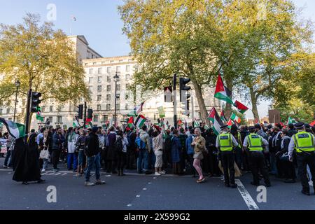 London, Großbritannien. Mai 2024. Pro-palästinensische Demonstranten nehmen an einer Hands-Off-Rafah-Demonstration vor der Downing Street Teil. Die Nothilfe-Demonstration wurde als Reaktion auf den Beginn einer Militäroperation durch das israelische Militär in Rafah, Gaza, einberufen, wo 1,3 Millionen Palästinenser Unterschlupf finden. Quelle: Mark Kerrison/Alamy Live News Stockfoto