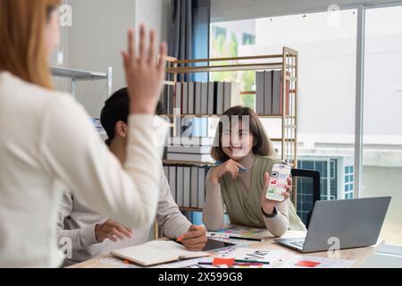Das Team der UI UX-Webdesigner arbeitet gemeinsam an der Entwicklung mobiler responsiver Websites mit UI UX-Front-End-Designer-Vorschauen Stockfoto