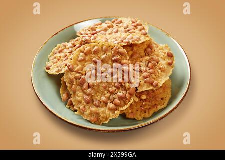 Peyek Kacang ist eine Art Cracker, der aus einer Mischung aus Reismehl und Erdnüssen hergestellt wird und knusprig frittiert wird Stockfoto