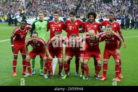 LONDON , GROSSBRITANNIEN , 25. Mai UEFA Champions League 2012/ 2013 Finale Borussia Dortmund gegen FC Bayern München im Wembley Stadium London am 25. Mai 2013 Team FC Bayern v.l.: David Alaba ( FCB ), Manuel neuer ( FCB ), Mario Mandzukic ( FCB ), Javier Javi Martinez ( FC Bayern ), Dante ( FCB ), Jerome Boateng ( FCB ) v.v.l.: Franck Ribery ( FCB ), KapitŠn Philipp lahm ( FCB ), Thomas MŸller Mueller ( FCB ), Arjen Robben ( FCB ), Bastian Schweinsteiger ( FCB ) FC Bayern MŸnchen ist der Gewinner der Championsleague 2013 Fussball Championsleague Finale : Borussia Dortmund - FC Bayern MŸnchen 1:2 f Stockfoto