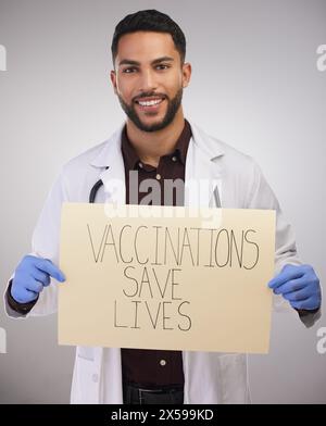 Gesundheit, Impfplakat und Arzt im Portrait für Beratung, covid 19, Gesundheit oder Sicherheit vor Coronavirus. Arzt, Proimpfung oder Stockfoto