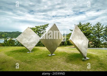 Three Vertical Squares Diagonal, ein Kunstwerk des US-amerikanischen Künstlers George Rickey, das sich in Naoshima befindet Stockfoto