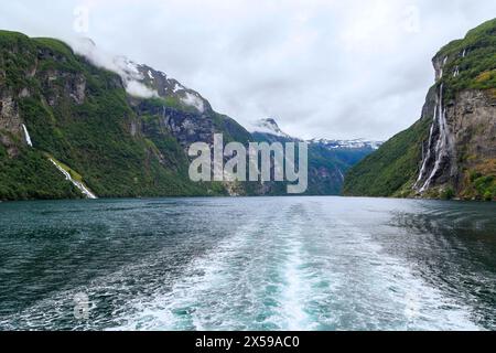 Dies ist der Blick auf den Geirangerfjord, einer der schönsten Fjorde Norwegens, der von der UNESCO zum Weltkulturerbe erklärt wurde. Stockfoto