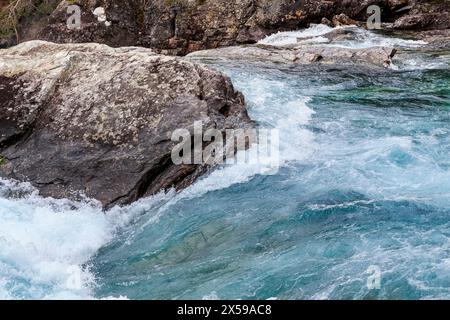 Dies ist ein kristallklares Wasser eines Gebirgsflusses, der aus den Gletschern entspringt. Stockfoto