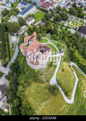 Balzers, Liechtenstein - 03. August 2023: Luftbild der mittelalterlichen Burg auf dem Felsen Burg Gutenberg in Liechtenstein. Stockfoto