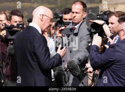 John Swinney sprach vor den Medien, nachdem er am Court of Session in Edinburgh als erster Minister von Schottland und Hüter des Scottish Seals vereidigt wurde. Bilddatum: Mittwoch, 8. Mai 2024. Stockfoto