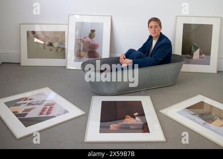 London, Großbritannien. Mai 2024. Art Director und Stylistin Camilla Wordie posiert mit Food-Porträts bei einer Vorschau von „Eat to Live or Live to Eat“, ihrer Ausstellung, die unsere komplizierte Beziehung zum Essen anhand einer Reihe von Stillleben-„Food-Porträts“ auf der Grundlage von Interviews mit zehn Einzelpersonen aus verschiedenen Branchen untersucht. mit jedem Porträt, das von einem anderen Fotografen fotografiert wurde. Die Werke sind vom 8. Bis 12. Mai in der Feelium Gallery in Notting Hill zu sehen. Quelle: claire doherty/Alamy Live News Stockfoto