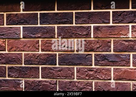 Verwitterte Textur von gebeizten alten dunkelbraunen und roten Backstein Wand Hintergrund, grungy rostigen Blöcke der Stein-Arbeit-Technologie, bunte horizontale Stockfoto