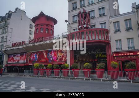 Paris, Frankreich. Mai 2024. Das Moulin-Rouge ist seit seiner Eröffnung im Jahr zu einer Touristenattraktion geworden, seit seine Segel am 25. April 2024 gefallen sind. Das Moulin Rouge ist seit seiner Eröffnung im Jahr 1889 ein Fixpunkt des Pariser Nachtlebens und bekannt als Geburtsort des Can-Can-Tanzes. Quelle: amer Gazzal/Alamy Live News Stockfoto