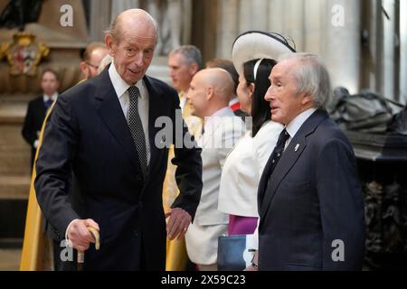 Der Duke of Kent, links, spricht mit dem ehemaligen F1-Fahrer Jackie Stewart, als er bei einem Dankesgottesdienst für Sir Stirling Moss in der Westminster Abbey in London ankommt. Bilddatum: Mittwoch, 8. Mai 2024. Stockfoto