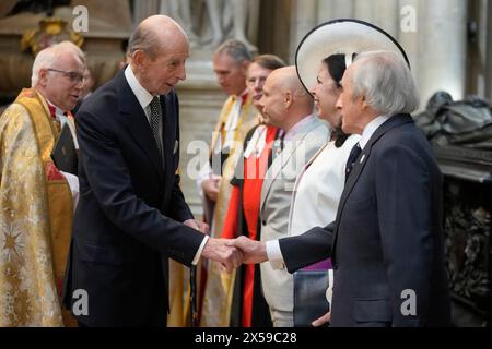 Der Duke of Kent (links) schüttelt dem ehemaligen F1-Fahrer Jackie Stewart die Hand, als er für den Dankesdienst für Sir Stirling Moss in der Westminster Abbey in London ankommt. Bilddatum: Mittwoch, 8. Mai 2024. Stockfoto