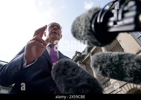 John Swinney sprach vor den Medien, nachdem er am Court of Session in Edinburgh als erster Minister von Schottland und Hüter des Scottish Seals vereidigt wurde. Bilddatum: Mittwoch, 8. Mai 2024. Stockfoto