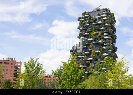Mailand, Lombardei, Italien - 5. MAI 2024: Die Wolkenkratzer Bosco Verticale, ein modernes Beispiel für vertikalen Wald und nachhaltige Architektur. Stockfoto