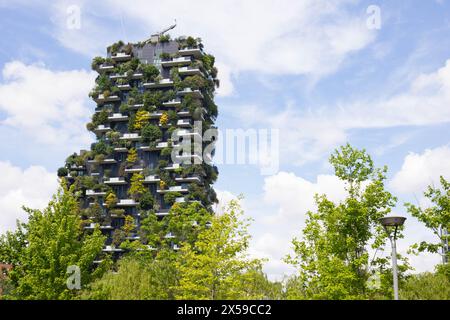 Mailand, Lombardei, Italien - 5. MAI 2024: Die Wolkenkratzer Bosco Verticale, ein modernes Beispiel für vertikalen Wald und nachhaltige Architektur. Stockfoto