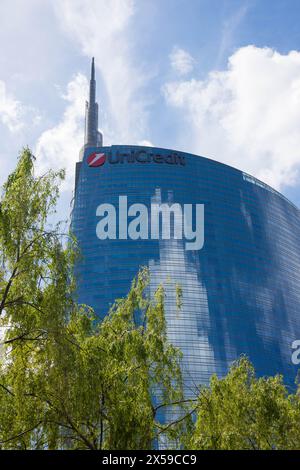 Mailand, Lombardei, Italien - 5. MAI 2024: Der Stahl- und Glashochhaus Unicredit Tower in Mailand im Stadtteil Porta Nuova mit Bäumen im Vorland Stockfoto