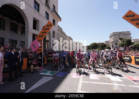 Genua, Italien. Mai 2024. Der Beginn der fünften Etappe des Giro d’Italia von Genua nach Lucca. Mittwoch, 8. Mai 2024 Italien. Sportradeln (Foto: Massimo Paolone/Lapresse) Credit: LaPresse/Alamy Live News Stockfoto