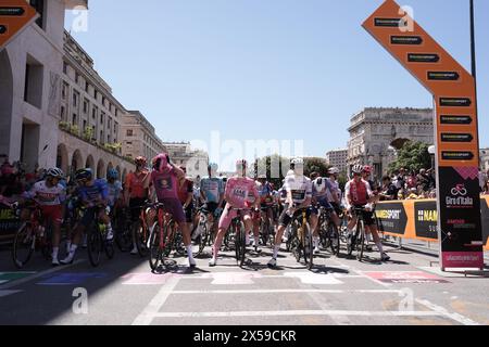 Genua, Italien. Mai 2024. Der Beginn der fünften Etappe des Giro d’Italia von Genua nach Lucca. Mittwoch, 8. Mai 2024 Italien. Sportradeln (Foto: Massimo Paolone/Lapresse) Credit: LaPresse/Alamy Live News Stockfoto