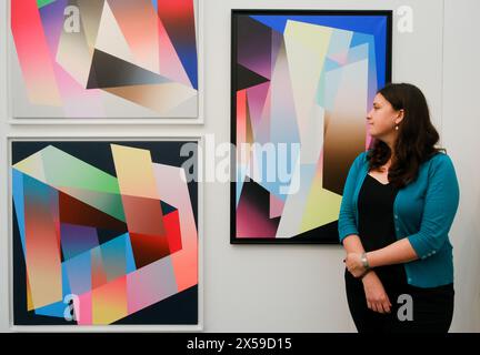 Hampstead Heath, London, Großbritannien. Mai 2024. Künstler auf der erschwinglichen Kunstmesse in Hampstead Heath. Quelle: Matthew Chattle/Alamy Live News Stockfoto