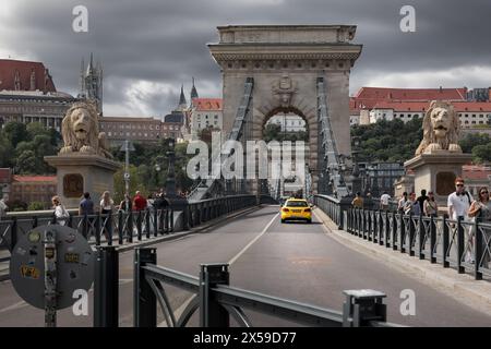 Kettenbrücke (oder Széchenyi-Brücke) über die Donau an einem bewölkten Tag mit schweren, dunklen Wolken in Budapest, Ungarn, Europa. Stockfoto