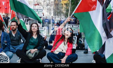 Istanbul, Türkei. Mai 2024. Demonstranten halten Fahnen, während sie während der Demonstration auf dem Boden sitzen. Die Gruppe „Freiheit für Palästina“ in Istanbul organisierte einen solidaritätsmarsch mit Gaza, um ihre Stimme gegen die israelischen Angriffe auf die Stadt Rafah zu erheben. Sie skandierten: "Lange lebe der Aufstand!" Und "es lebe Palästina!" Während er zum Boykott des türkischen Handels mit Israel aufrief. Quelle: SOPA Images Limited/Alamy Live News Stockfoto