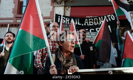 Istanbul, Türkei. Mai 2024. Ein Demonstrant singt Slogans, während er während der Demonstration eine Flagge hält. Die Gruppe „Freiheit für Palästina“ in Istanbul organisierte einen solidaritätsmarsch mit Gaza, um ihre Stimme gegen die israelischen Angriffe auf die Stadt Rafah zu erheben. Sie skandierten: "Lange lebe der Aufstand!" Und "es lebe Palästina!" Während er zum Boykott des türkischen Handels mit Israel aufrief. (Foto: Shady Alassar/SOPA Images/SIPA USA) Credit: SIPA USA/Alamy Live News Stockfoto