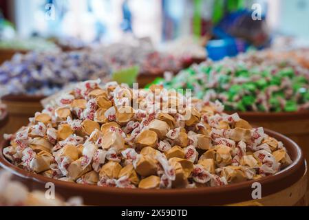 Verschiedene verpackte Bonbons im Marktumfeld, Nahansicht Stockfoto