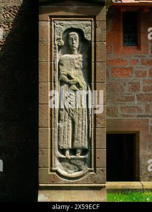 Mittelalterliche Skulptur Grabplatte eines Priesters (Abt) in der Stütze des W Glockenturms der St. Molios Church, Shiskine, Arran, Schottland, Großbritannien. Stockfoto