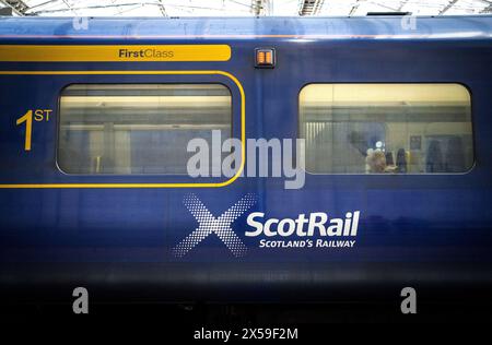 Aktenfoto vom 23. März 05/22 eines ScotRail-Zuges an der Waverley-Station in Edinburgh. Die Abschaffung der Spitzenpreise begann im Oktober letzten Jahres und wurde vor kurzem bis Ende Juni verlängert, wobei die schottische Regierung entscheiden sollte, ob sie weiter anhalten wird. Der erste Minister John Swinney sagte, dass die Regelung "sehr effektiv" sei, aber er stellte fest, dass "alles bezahlt werden muss". Ausgabedatum: Mittwoch, 8. Mai 2024. Stockfoto