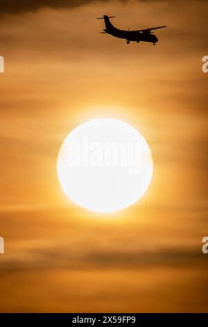 Madrid, Spanien. Mai 2024. Ein Flugzeug, das während des Sonnenuntergangs über der Sonne fliegt. Quelle: Marcos del Mazo/Alamy Live News Stockfoto