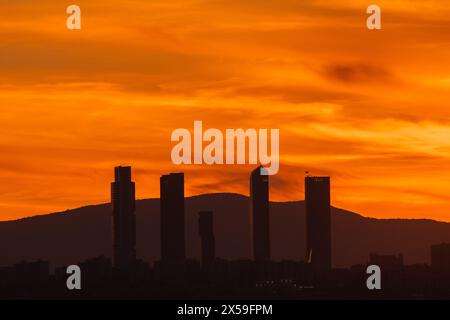 Madrid, Spanien. Mai 2024. Wolkenkratzer der Skyline von Madrid, bekannt als „vier Türme Business Area“ im Finanzviertel nach Sonnenuntergang. Quelle: Marcos del Mazo/Alamy Live News Stockfoto