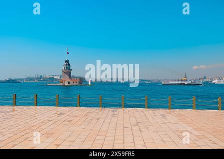 Fähre und Kiz Kulesi aka Maiden Turm mit Stadtbild von Istanbul im Hintergrund. Stockfoto