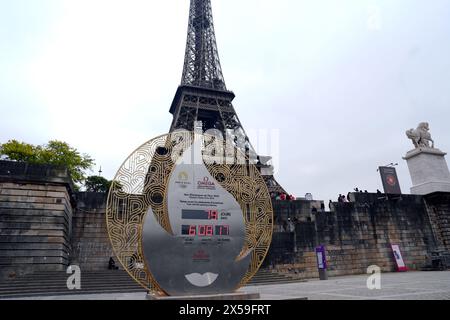 Die Pariser Countdown-Uhr 2024 in der Nähe des Eifelturms. Bilddatum: Mittwoch, 8. Mai 2024. Stockfoto