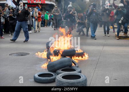 Buenos Aires, Argentinien. Mai 2024. Soziale Organisationen hielten am 7. Mai 2024 in Buenos Aires, Argentinien, Straßensperren an den Zugängen zur Stadt gegen die Anpassung und die Politik der nationalen Regierung. Die Blockade und der marsch fanden auf der Seite der Provinz Buenos Aires an der Grenze zur Stadt Buenos Aires statt (Foto: Esteban Osorio/SIPA USA) Credit: SIPA USA/Alamy Live News Stockfoto