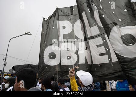 Buenos Aires, Argentinien. Mai 2024. Soziale Organisationen hielten am 7. Mai 2024 in Buenos Aires, Argentinien, Straßensperren an den Zugängen zur Stadt gegen die Anpassung und die Politik der nationalen Regierung. Die Blockade und der marsch fanden auf der Seite der Provinz Buenos Aires an der Grenze zur Stadt Buenos Aires statt (Foto: Esteban Osorio/SIPA USA) Credit: SIPA USA/Alamy Live News Stockfoto