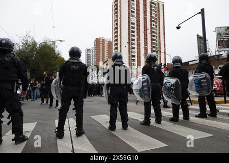 Buenos Aires, Argentinien. Mai 2024. Soziale Organisationen hielten am 7. Mai 2024 in Buenos Aires, Argentinien, Straßensperren an den Zugängen zur Stadt gegen die Anpassung und die Politik der nationalen Regierung. Die Blockade und der marsch fanden auf der Seite der Provinz Buenos Aires an der Grenze zur Stadt Buenos Aires statt (Foto: Esteban Osorio/SIPA USA) Credit: SIPA USA/Alamy Live News Stockfoto