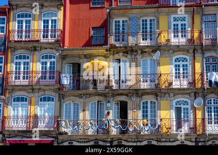 Wunderschöne, farbenfrohe Gebäudefassade in Porto Portugal mit Asulejo-Fliesen Stockfoto