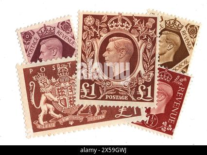 Eine Montage brauner minzwertiger King George VI Briefmarken aus Großbritannien auf weißem Hintergrund. Stockfoto